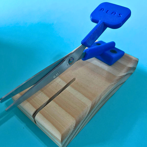 Tijera adaptada con base 