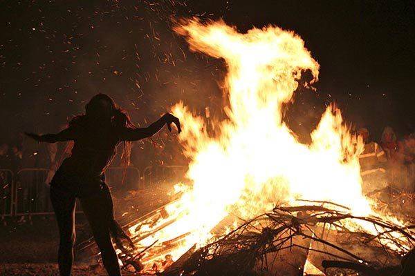 https://d3ekkp2oigezer.cloudfront.net/business/14536/blogs/13415/images/Beltane,%20el%20festival%20del%20fuego%20en%20Edimburgo.jpeg