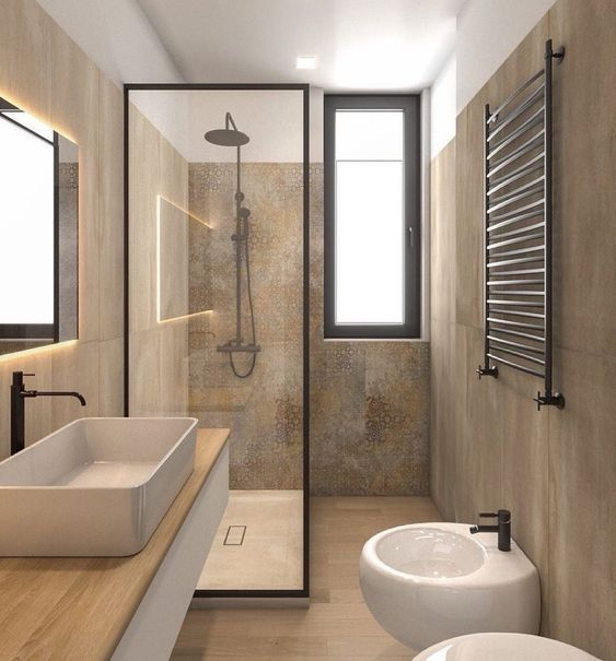 ventana junto a la ducha de un baño pequeño