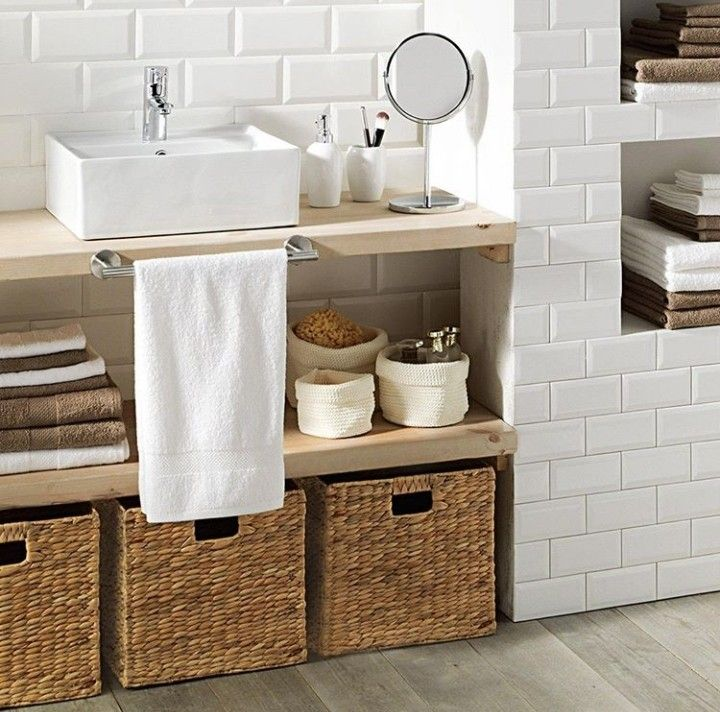 Mesada de baño con un espejo de make up, y dos elementos decorativos y funcionales