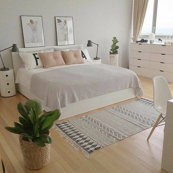 Dormitorio decorado con plantas de interior