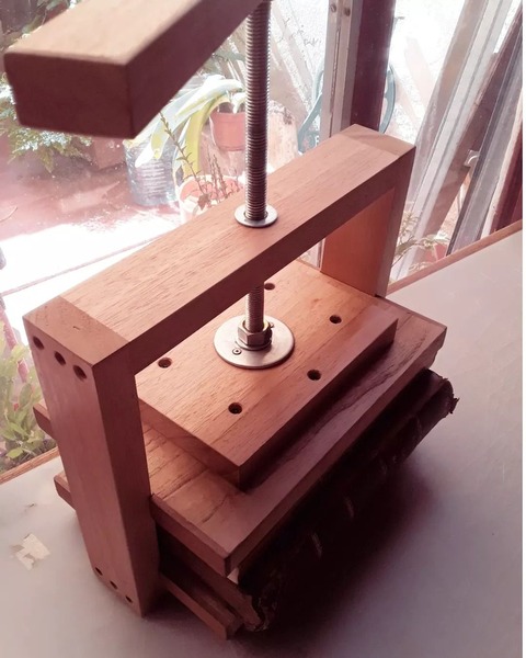 PRENSA PARA ENCUADERNACION 25cm x 16cm  • 3 CUOTAS SIN INTERES . 20% de descuento abonando con transferencia bancaria. 25 días hábiles de realización.