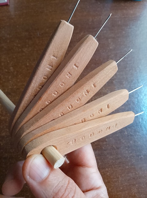 PUNZON EN MADERA para perforado en cuna de encuadernación.10 días hábiles de realización.