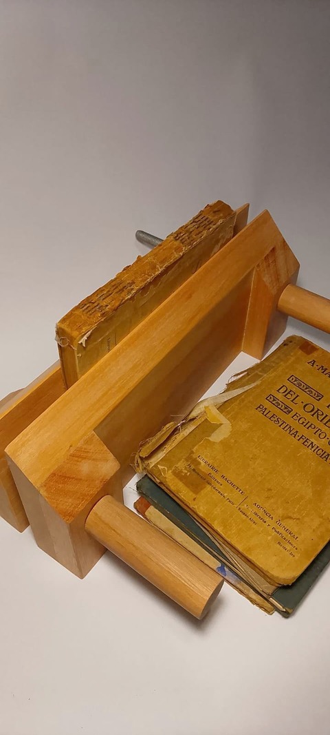 PRENSA DE  FINISHING. Realizada íntegramente en madera de Eucaliptus. 12 días hábiles de realización. 