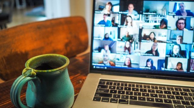 ¿Podría Ud. prender su cámara? Crítica de la zoomización educativa
