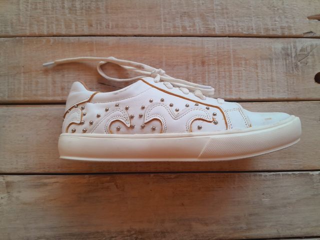 ZAPATILLAS BLANCAS CON ARABESCOS