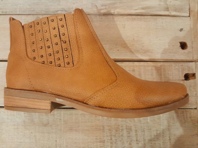 BOTINETA BEIGE CON TACHAS