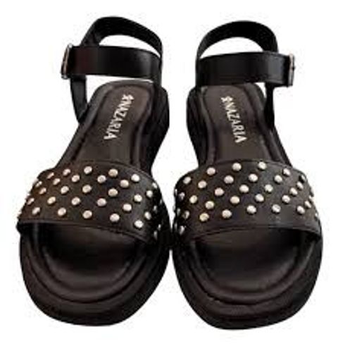 SANDALIA NAZARIA NEGRA CON TACHAS