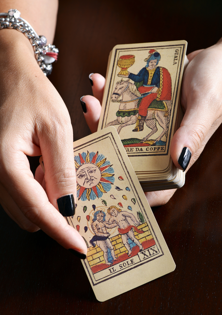 Tarot Terapéutico Junguiano: Una Poderosa Herramienta para el Autoconocimiento y el Desarrollo Espiritual