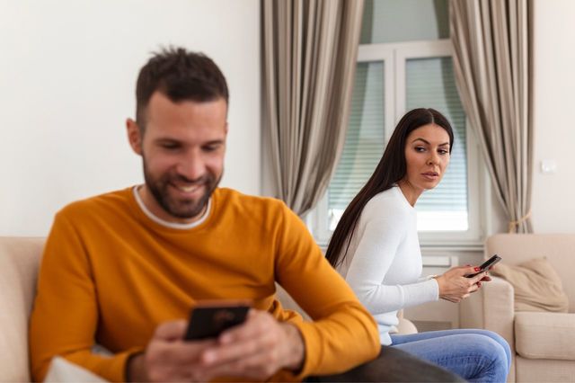¿Qué tan grave es revisar el celular de tu pareja?