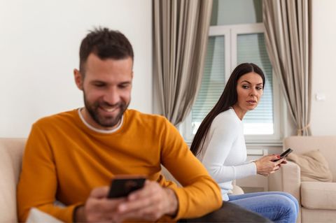 ¿Qué tan grave es revisar el celular de tu pareja?
