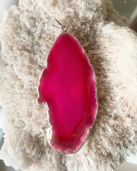 Dije rodaja de ágata fucsia
