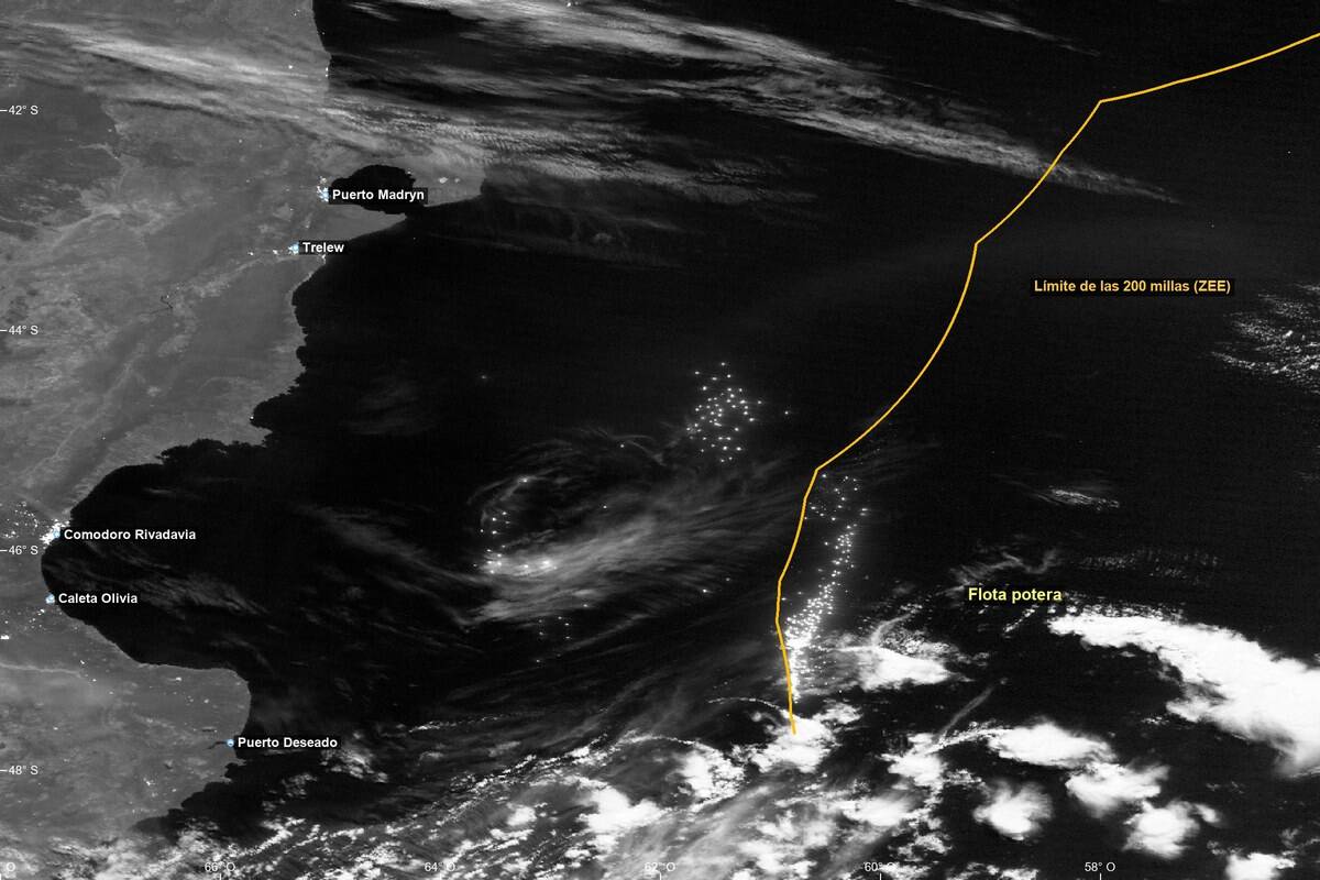 Imagen nocturna del satélite NOAA-20 del 5 de marzo de 2026: cientos de luces de la flota potera sobre el límite de las 200 millas frente a Chubut