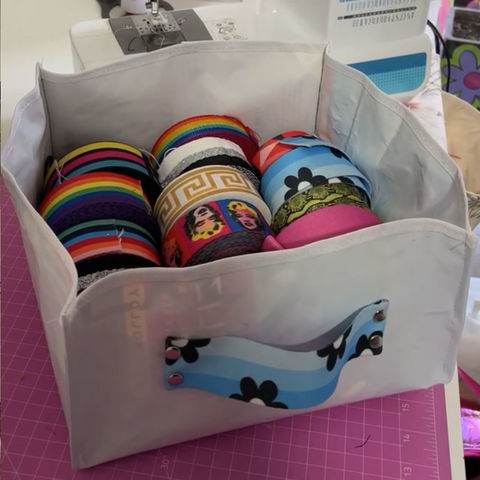 contenedor reciclando una bolsa de alimento para mascotas