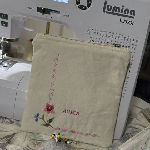 necessaire hecho con una servilleta bordada