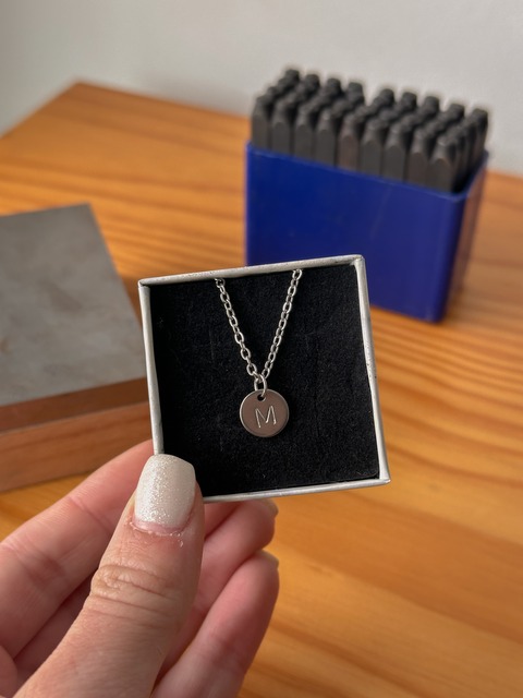 un Collar con una inicial