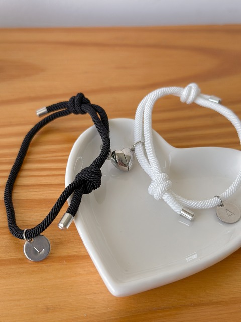 Pulseras con iniciales estampadas 