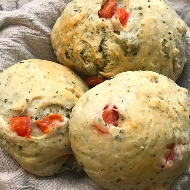Pancitos Saborizados ⭐️ con albahaca, tomate y aceitunas