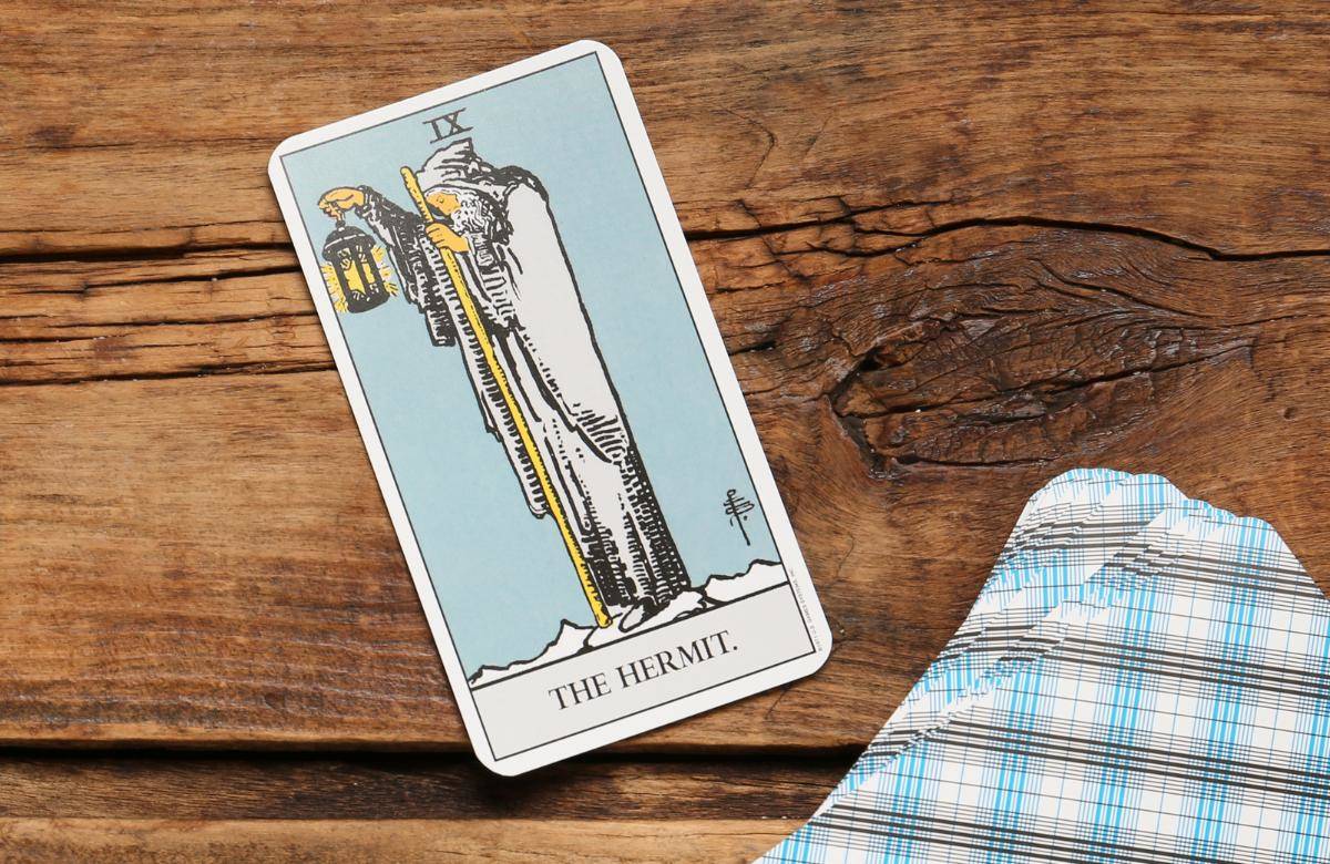 El Ermitaño en el Tarot: lo que esta carta realmente te está pidiendo