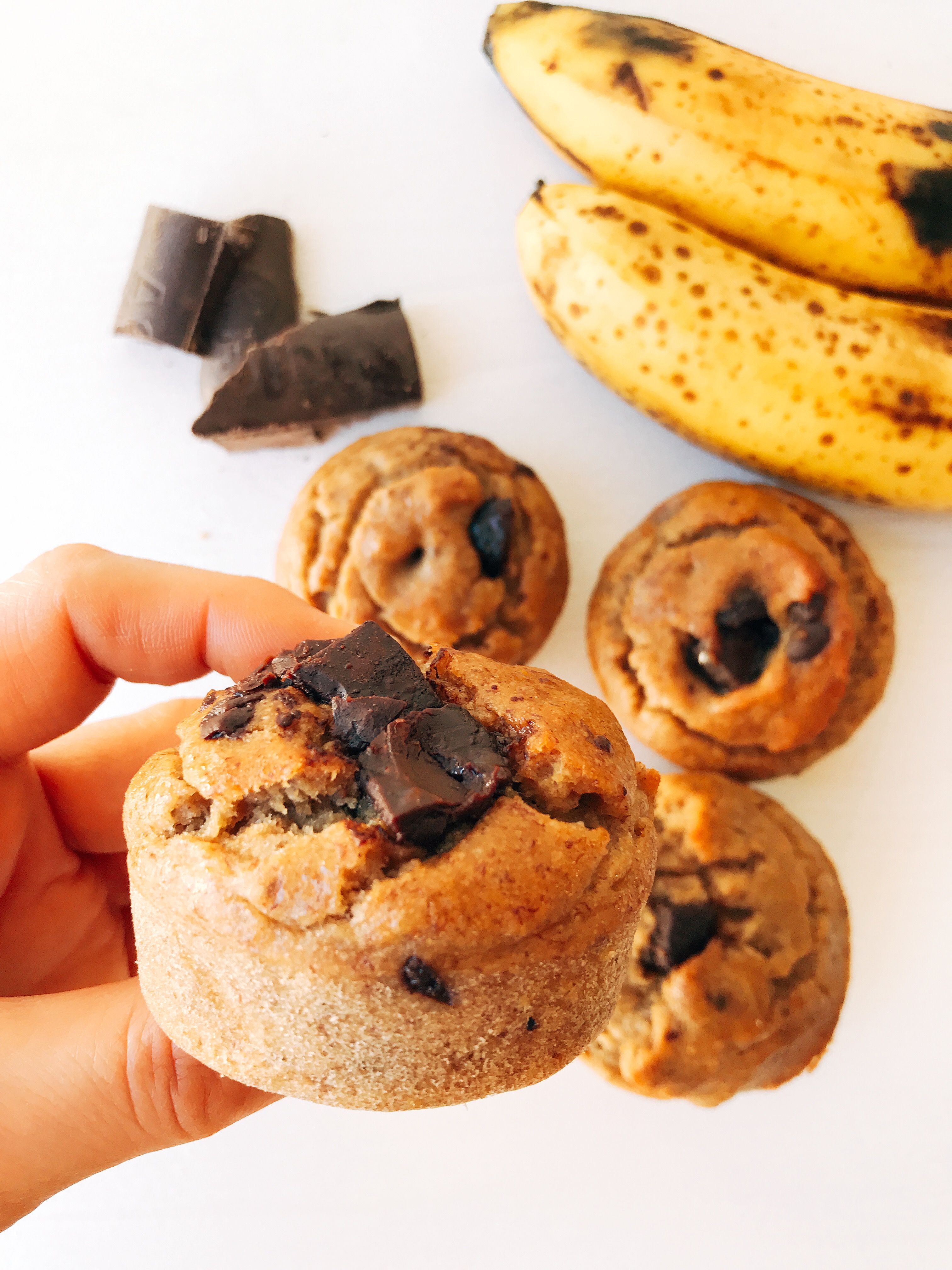 muffins de banana y chocolate sin gluten veganos