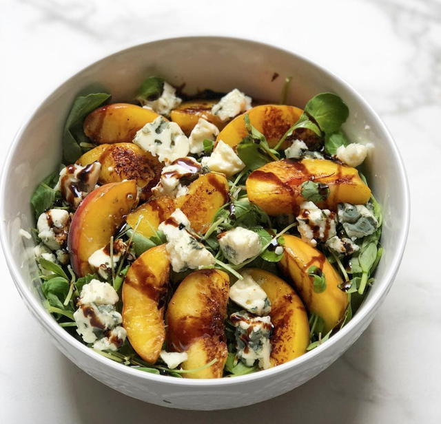 Ensalada de rúcula, duraznos asados y queso azul