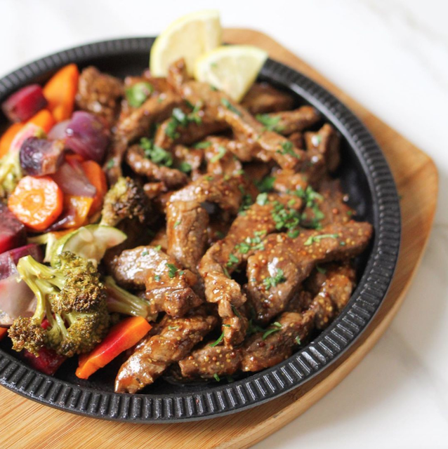 Tiritas de carne con salsa de mostaza