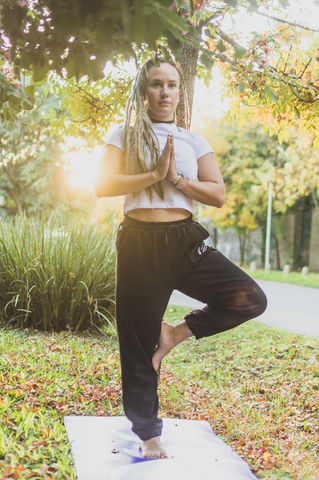 Asanas de equilibrio: entre la estabilidad, el movimiento y la presencia