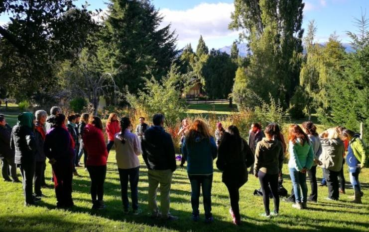 Un grupo de personas en un parque Descripción generada automáticamente