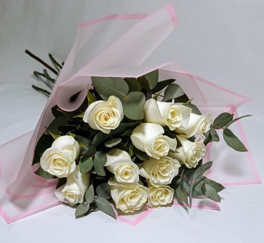 Ramo de 12 rosas Blancas Ecuatorianas con papel coreano