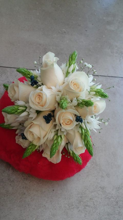 Ramo de Rosas Blancas Ecuatorianas ( reserva personalizada con anticipación )
