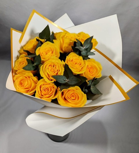 Ramo de 12 Rosas Amarillas Ecuatorianas con papel Coreano