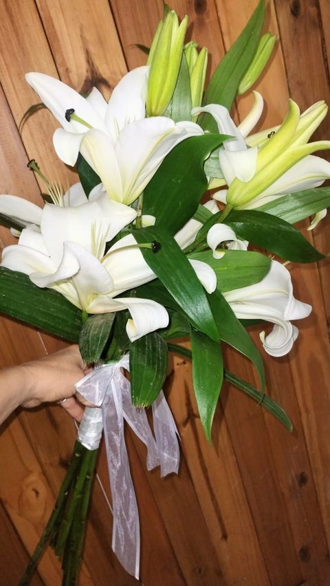 Ramo de Novia con Lirios Blancos ( reserva personalizada con anticipación)
