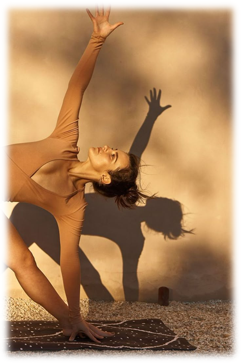 Mujer con los brazos abiertosEl contenido generado por IA puede ser incorrecto.