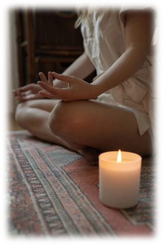 Una mujer con una vela encendidaEl contenido generado por IA puede ser incorrecto.