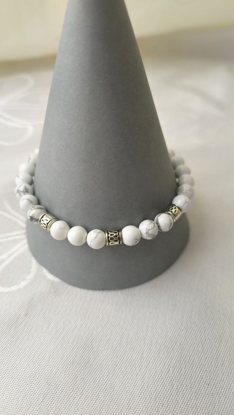 PULSERA EN PIEDRA NATURAL HOWLITA , DIJES ,ELASTIZADA