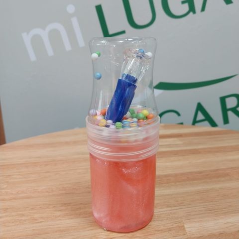 Slime en pote con linterna y esferas de colores