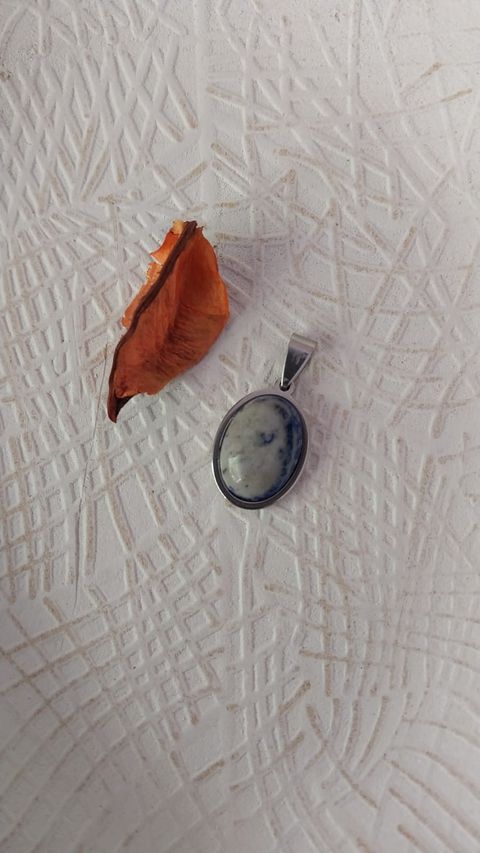 Medalla en acero ovalado,con piedra Sodalita