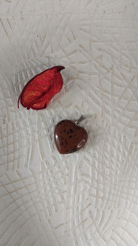 Dije corazón de Obsidiana Caoba