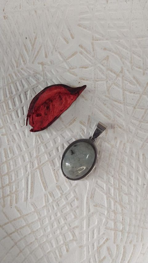 Medalla en acero ovalado y dije piedra de Labradorita
