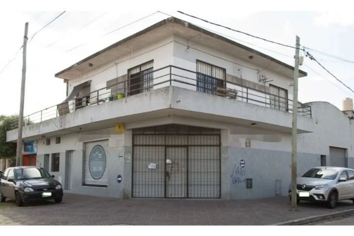 BALBASTRO 4700 - GALPÓN + 3 LOCALES + VIVIENDA