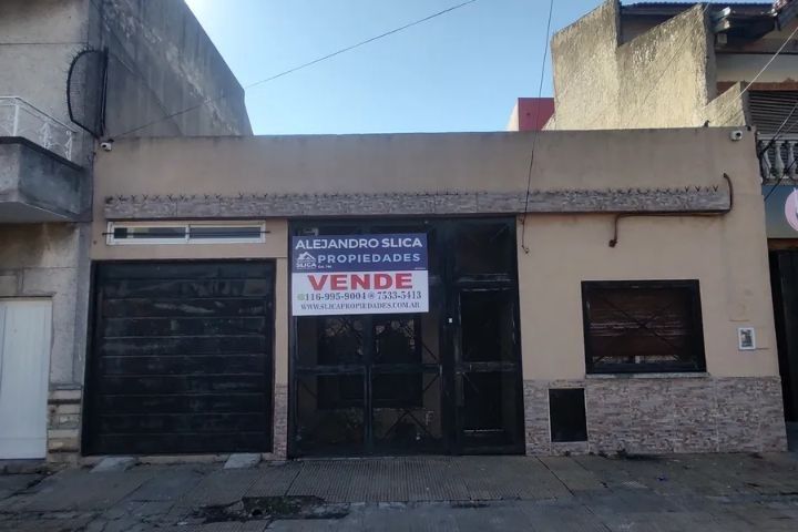 PASTEUR 4224 - CASA 3 AMB. C/PILETA Y QUINCHO