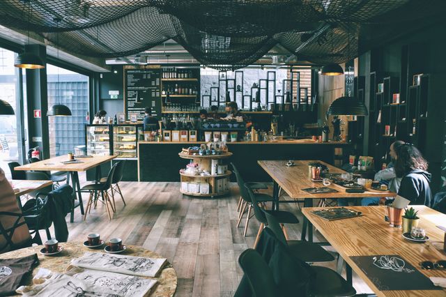 La paradoja del restaurante vacío: por qué el servicio falla cuando no hay nadie.