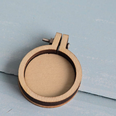 Mini Bastidor de Madera para Bordado – Ideal para Dijes y Accesorios